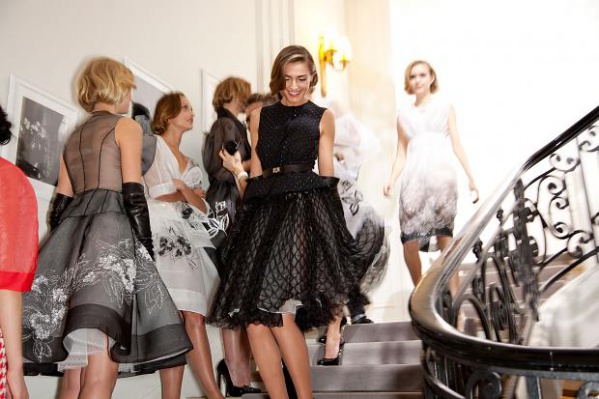 christian-dior-backstage-haute-couture-sprg-2012-pfw98.jpg